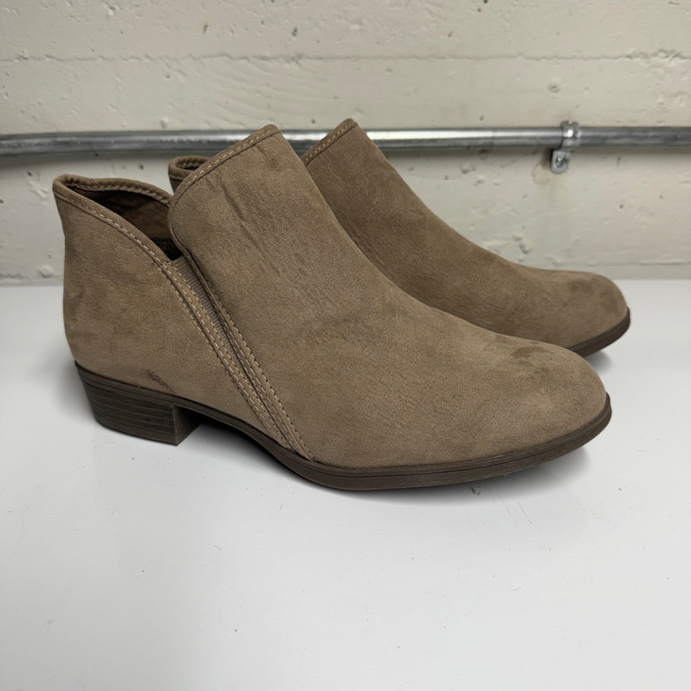 Time and Tru Khaki Tan Ankle Booties 9W Suede